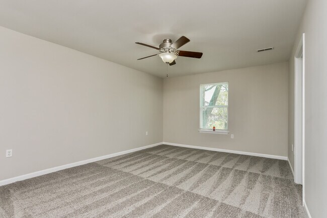 Building Photo - Fantastic 3bd/2ba home! Coming soon!