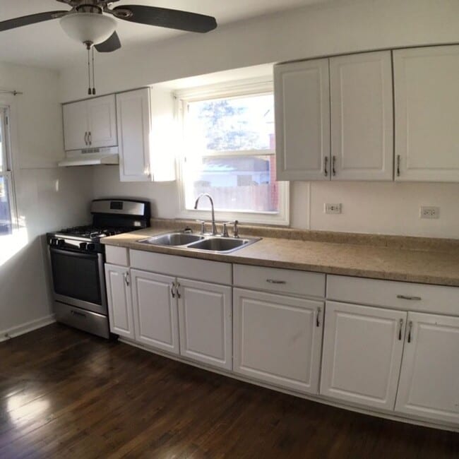 Building Photo - Beautiful 4 bedroom house in great Dolton ...