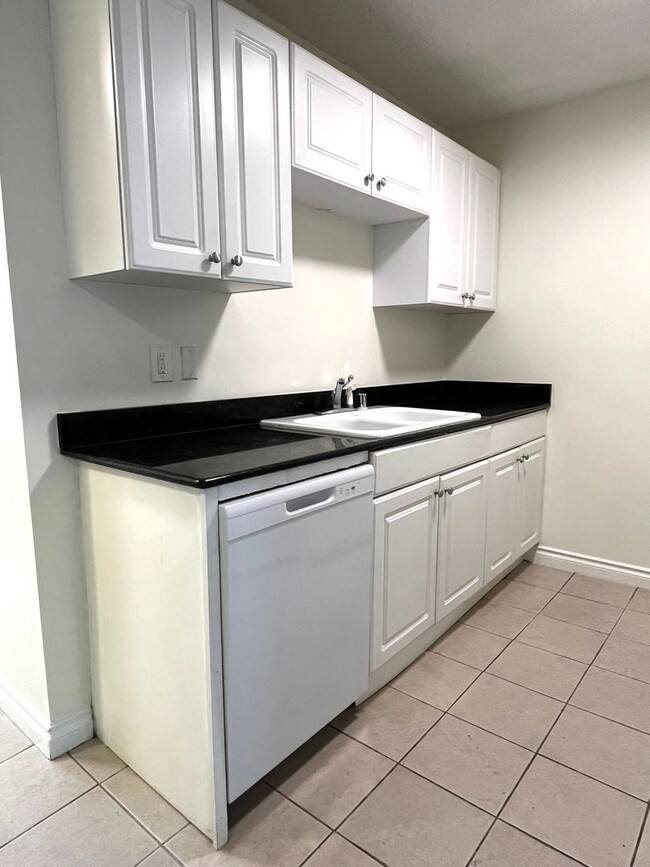 Primary Photo - Updated 1 Bed/ 1 Bath Condo Kent - Great L...