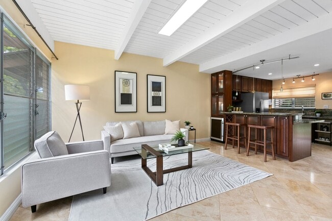 Building Photo - Kahala Tropic Gardens 2 bed 1.5 bath Fully Remodeled Condo