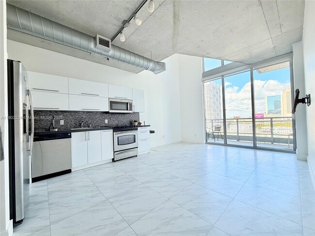 Building Photo - 690 SW 1st Ct