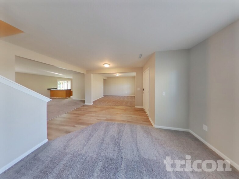 Building Photo - 6953 W Briar Park View