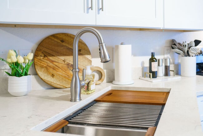 Building Photo - Lilac Retreat - Unit C