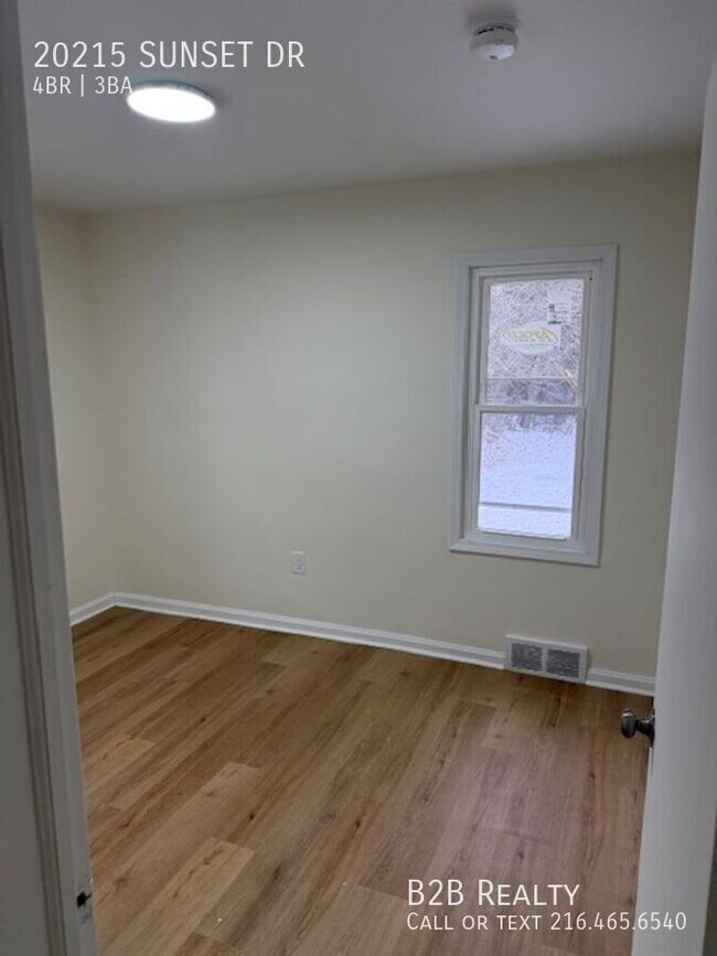 Building Photo - 20215 Sunset Dr