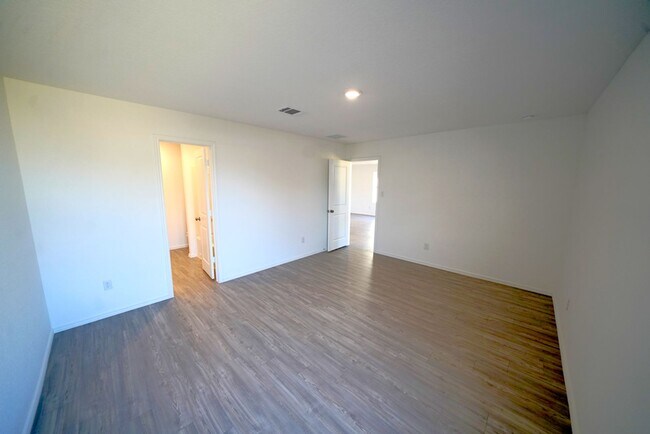 Building Photo - Like-New Home Now Available For Rent in Converse, TX! Realtor Commission offered: $600