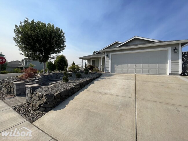 Building Photo - 3 Bed, 2 Bath Home with a Two-Car Garage, Fenced Backyard, and Lawn Care Included
