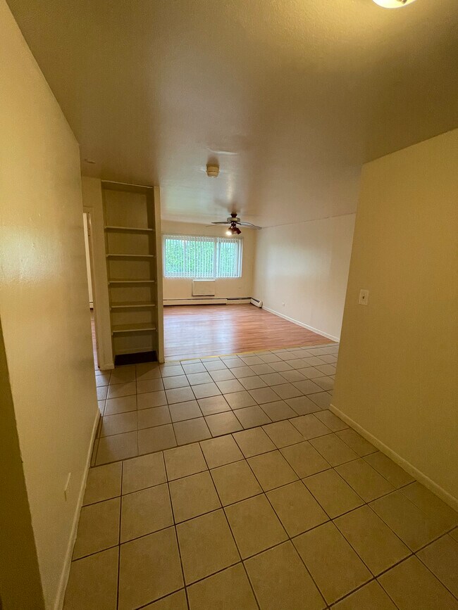 Building Photo - 1533 W Jarvis Ave