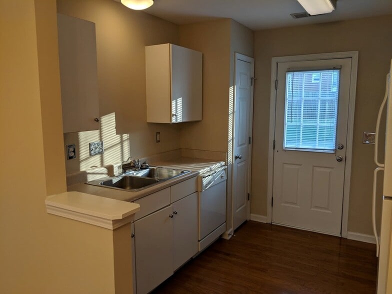Kitchen - 3381 Weston St