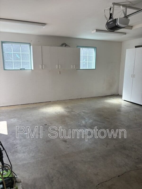 Building Photo - 14375 SE Oregon Trail Dr