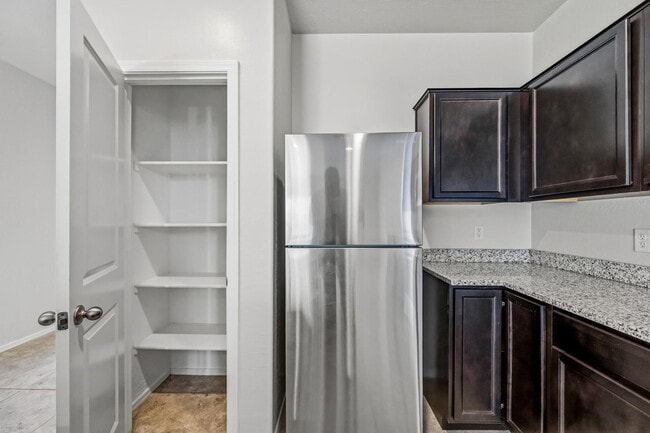 Building Photo - 1033 W Avalon Canyon Dr