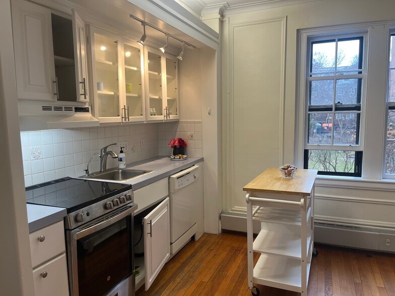 Building Photo - 988 Memorial Dr