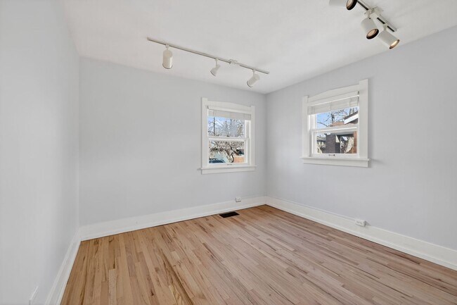 Building Photo - Platt Park Classic! 4 Beds, 2 Bath - Fully remodeled! Don't miss out on this one!