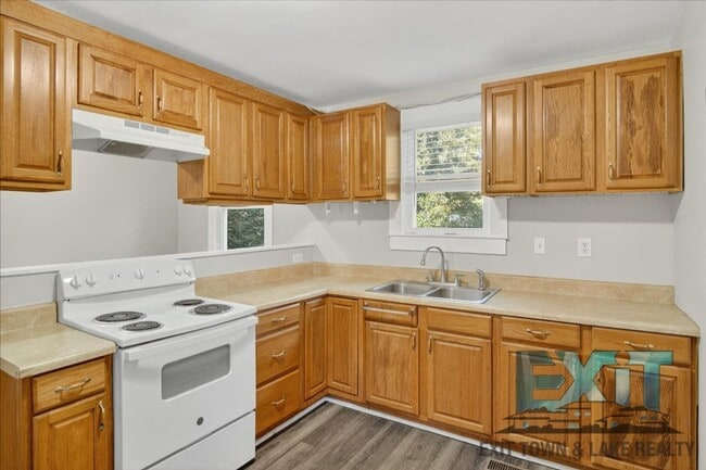 Building Photo - 2 Bedroom & 1 Bathroom Home