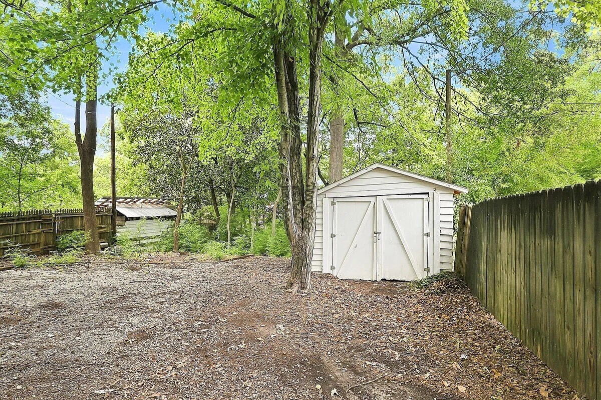 Building Photo - Room in Single Family Home on Walker Ave