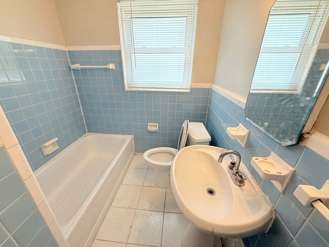 Building Photo - Renovated 4-Bedroom Home – We Welcome Sect...