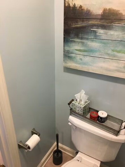 Half bath - 515 School Ln