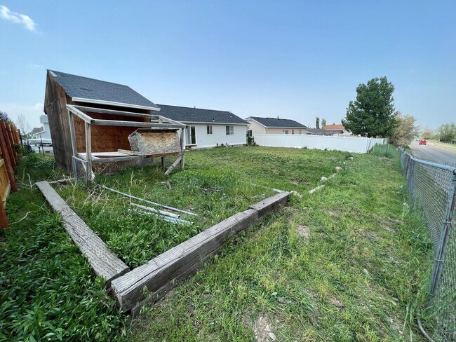 Building Photo - Awesome 4 Bedroom Pet Friendly Home w 2 car attached garage