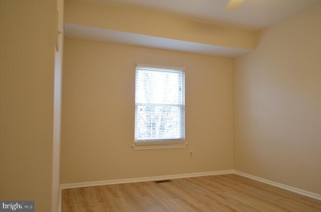 Building Photo - 13 Stanwyck Ct