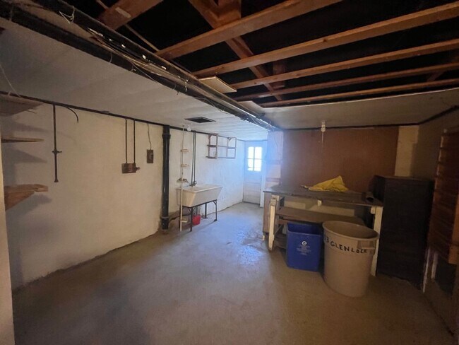 Building Photo - PHA only 3 bedroom, 1 bathroom house
