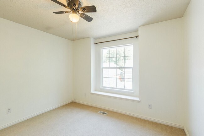 Building Photo - 3 Bed 2.5 Bath In The Heart Of Eagle