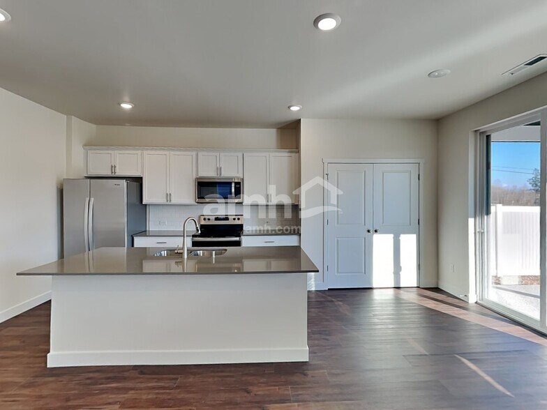 Building Photo - 9085 Henley Ave