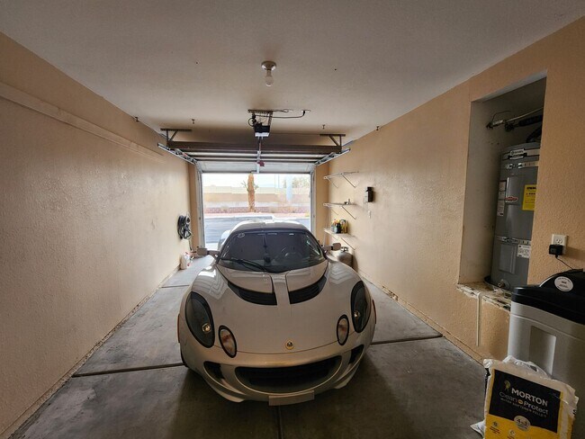 Building Photo - Modern Comfort in the Heart of Summerlin!