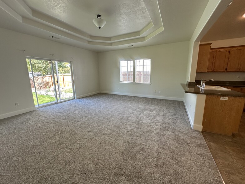 Building Photo - 818 Solano Cir