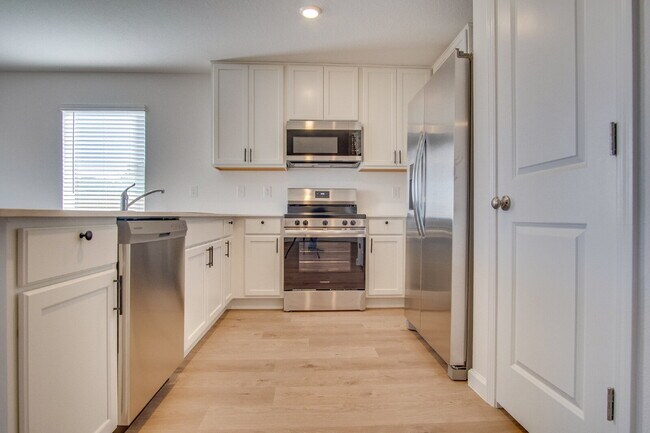 Building Photo - Spacious 4BR/2BA Home in Eagles Ridge – High-Speed Internet Included – Military Deposit Special