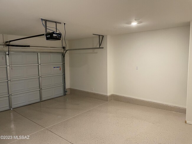 Building Photo - 1127 E Cairn St