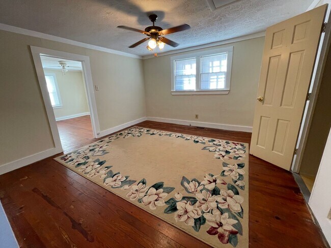 Building Photo - Adorable 2 Bedroom in Eden