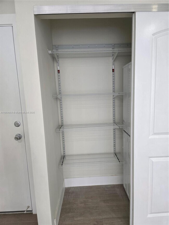 Building Photo - 8870 Fontainebleau Blvd