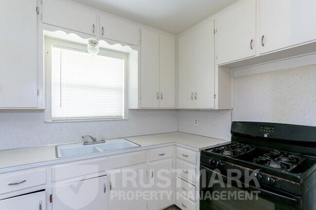 Building Photo - 507 Adams Ave