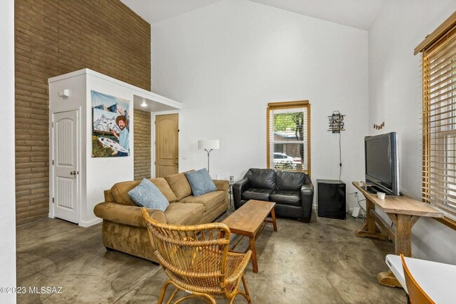 Building Photo - PRELEASE August 2026! West University Home!