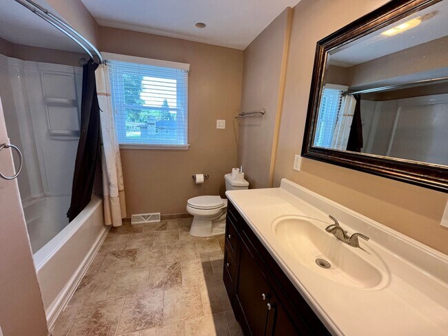 Building Photo - 3-bedroom, 1.5 bathroom unfurnished home in Saint Joseph