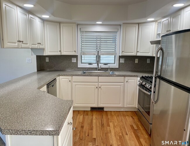 Building Photo - 283 Cosey Beach Ave