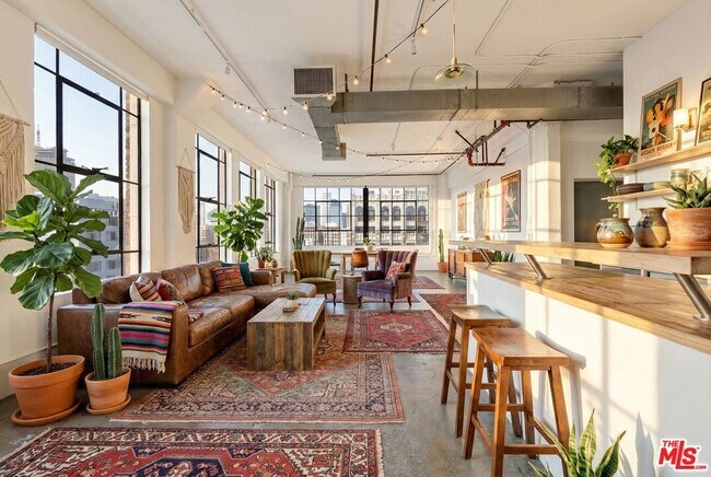 Building Photo - 315 E 8th St