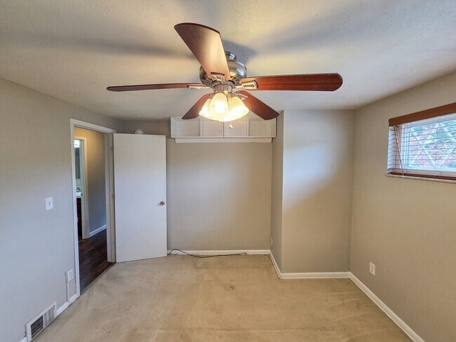 Building Photo - 151 Mahoning Dr