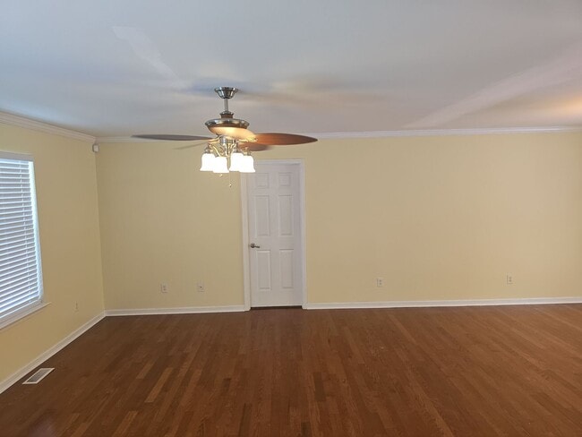 Building Photo - 3 Bed 2bath house off of Hard Scrabble Rd ...