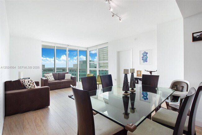 Building Photo - 950 Brickell Bay Dr
