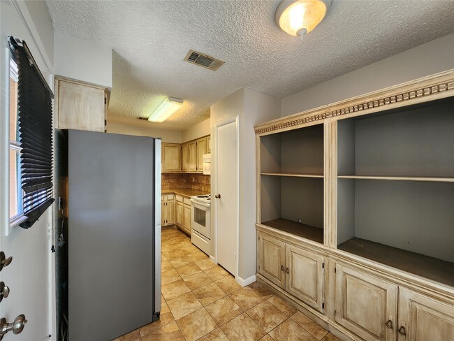 Building Photo - 17742 Kings Park Ln