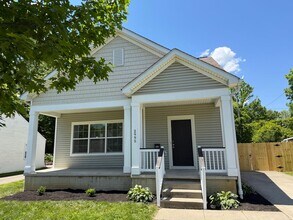 Building Photo - Stunning 3 Bedroom Home with Primary Suite on First Floor