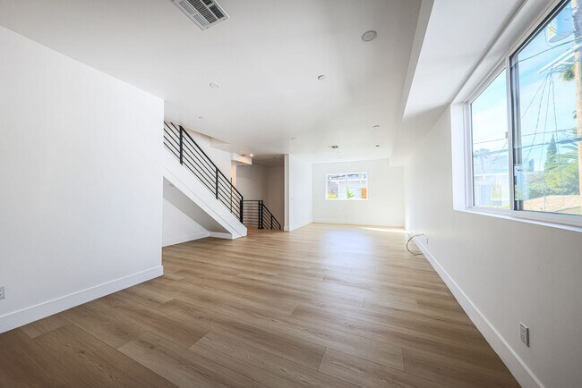 Building Photo - 1237 N Orange Dr