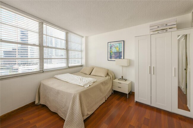 Building Photo - 801 Brickell Bay Dr