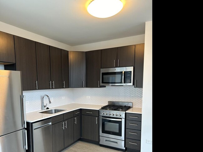 Building Photo - 2 bedroom in Chicago IL 60654