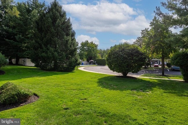 Building Photo - 1676B Thornwood Dr