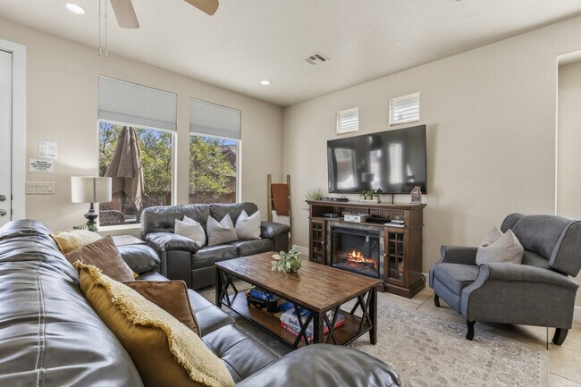 Building Photo - 4221 Torrey Pines Dr