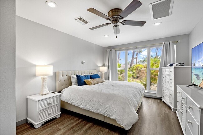 Building Photo - 601 Longboat Club Rd