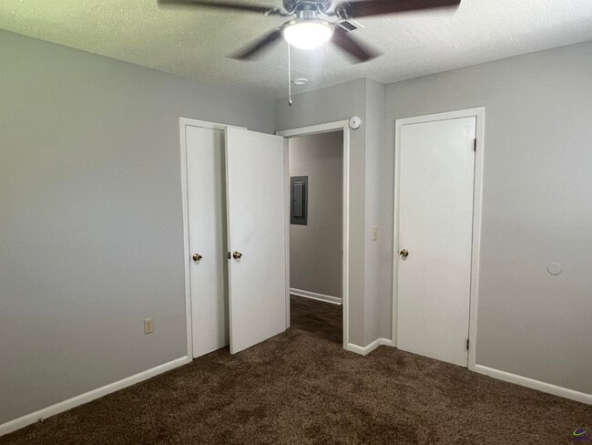 Building Photo - 211 Laverne Dr