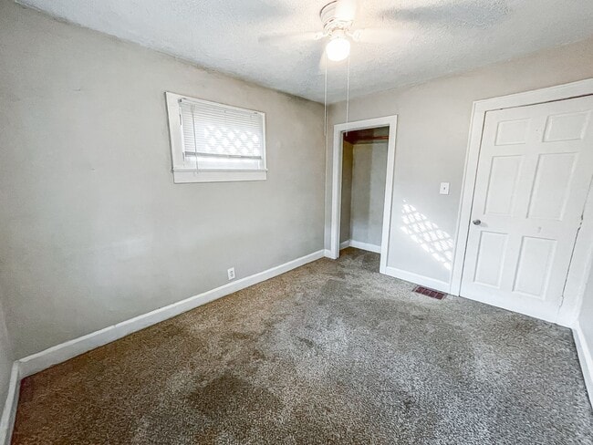 Building Photo - 2230 Woodlawn Ave