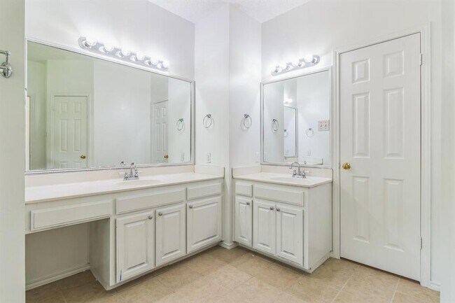Building Photo - 800 Mountain Ridge Dr